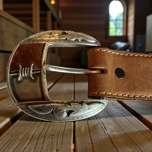 JUSTIN WESTERN LEATHER BELT SIZE 32 TWO-TONE BUCKLE BARBED WIRE DESIGN